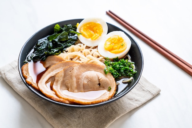 Shoyu Ramen Nudel mit Schweinefleisch und Ei