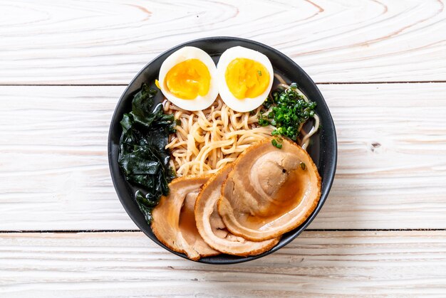 Shoyu Ramen Nudel mit Schweinefleisch und Ei