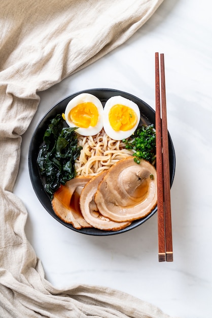 Shoyu Ramennudel mit Schweinefleisch und Ei