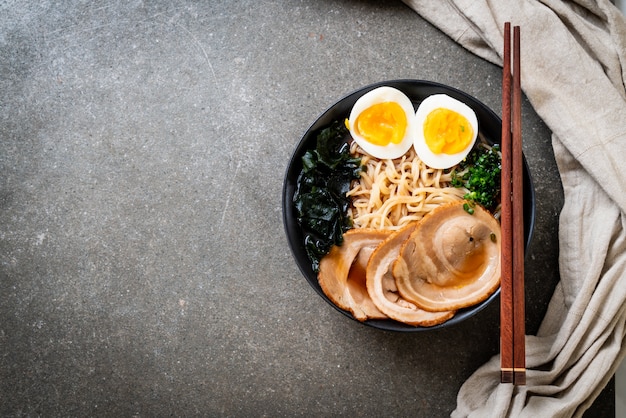 Shoyu Ramennudel mit Schweinefleisch und Ei