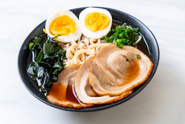 Shoyu-Ramennudel mit Schweinefleisch und Ei