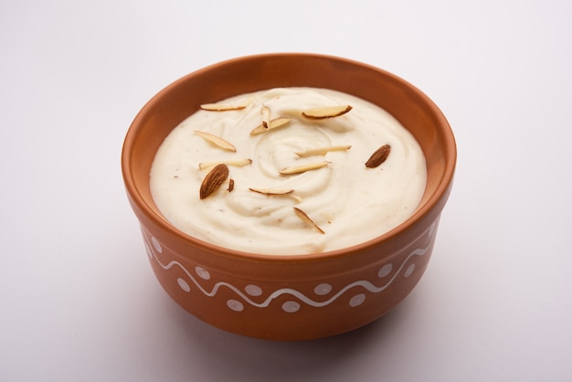 Shrikhand é um prato doce indiano feito de iogurte coado, guarnecido com frutas secas