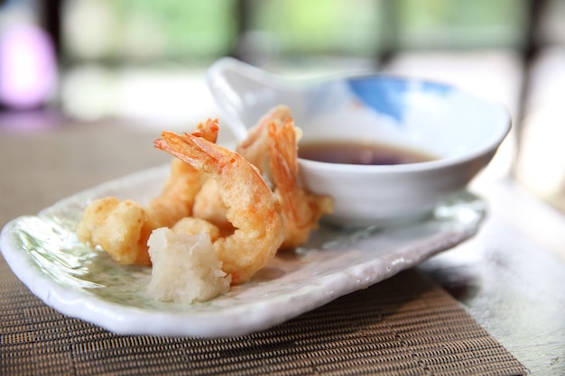 Shrimp Tempura auf Holzoberfläche