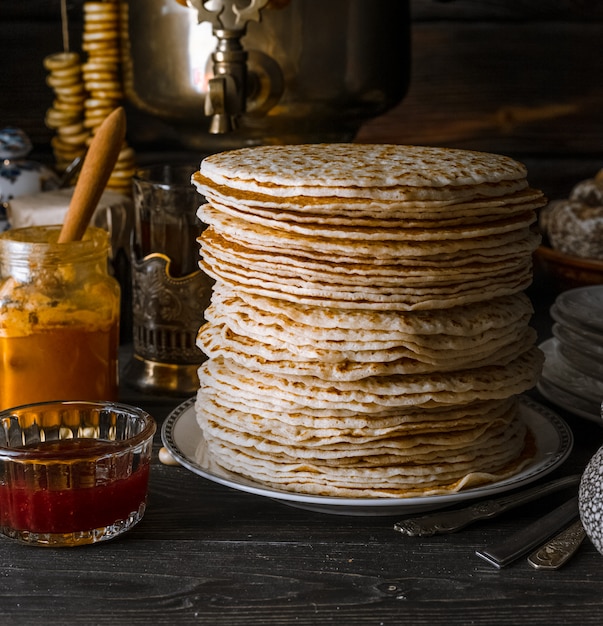 Shrovetide Maslenitsa Butter Week festival comida. Panqueques apilados