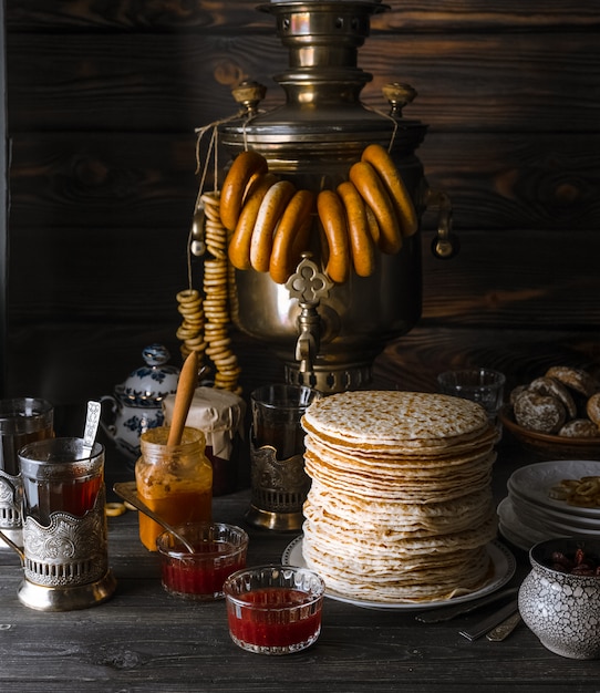 Shrovetide Maslenitsa Butter Week Festivalessen. Stapel russischer Pfannkuchen, Samowar