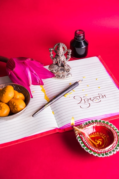 Shubha labh escrito em um caderno de contabilidade vermelho ou bahi khata para laxmi pujan em diwali