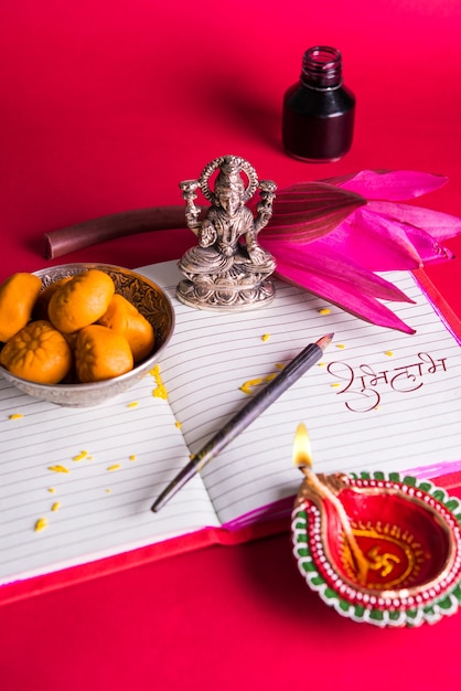 Foto shubha labh escrito em um caderno de contabilidade vermelho ou bahi khata para laxmi pujan em diwali