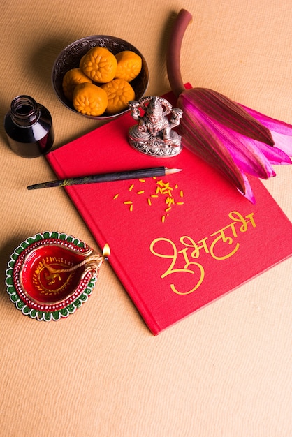 Foto shubha labh escrito em um caderno de contabilidade vermelho ou bahi khata para laxmi pujan em diwali