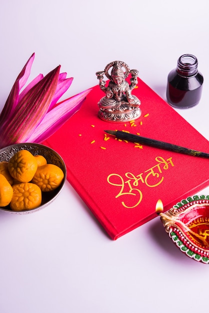 Foto shubha labh escrito em um caderno de contabilidade vermelho ou bahi khata para laxmi pujan em diwali