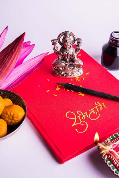 Foto shubha labh geschrieben auf rotem buchhaltungsnotizbuch oder bahi khata für laxmi pujan in diwali