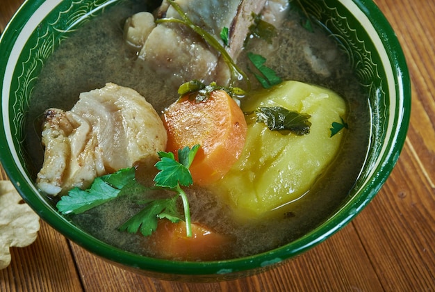 Shulpa, cocina nacional de sopa de ternera tártara, platos tradicionales surtidos de Asia, vista superior.