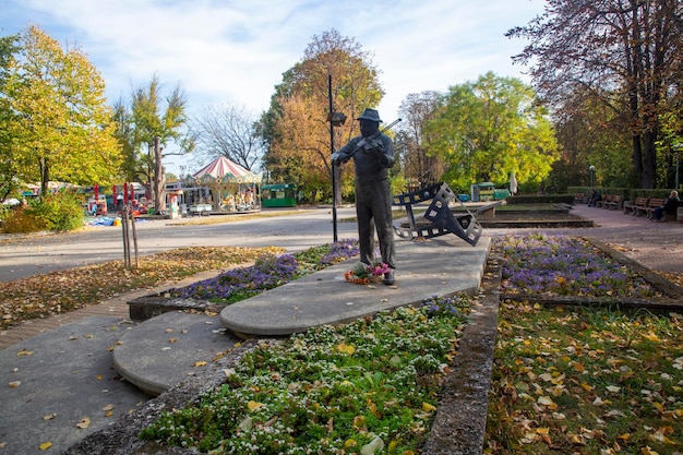 Foto shumen bulgaria 29 de octubre de 2023 otoño en la ciudad parque shumen