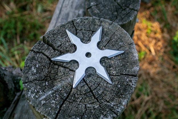 Shuriken estrela de arremesso tradicional ninja japonês arma fria presa em fundo de madeira