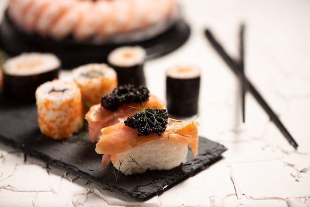 Shushi e caviar preto de perto