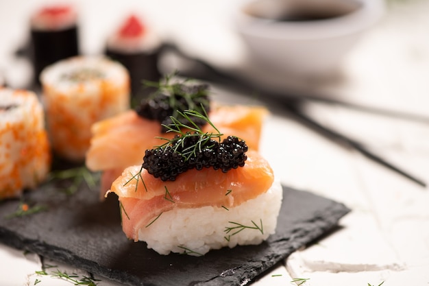 Shushi e caviar preto de perto