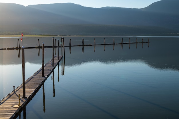 Foto shuswap lake, salmon arm wharf, canadá ao pôr do sol