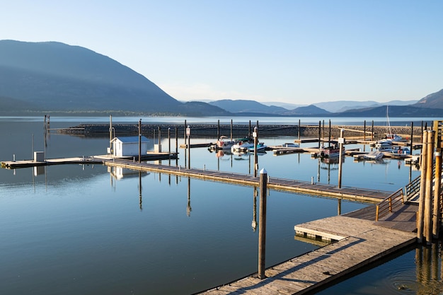 Foto shuswap lake, salmon arm wharf, canadá ao pôr do sol