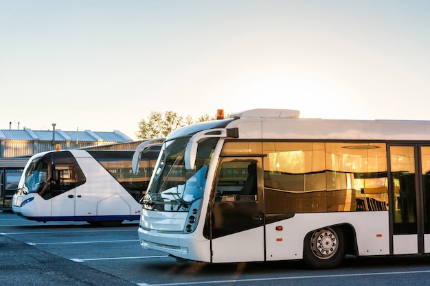 Shuttle buses en el estacionamiento del aeropuerto.