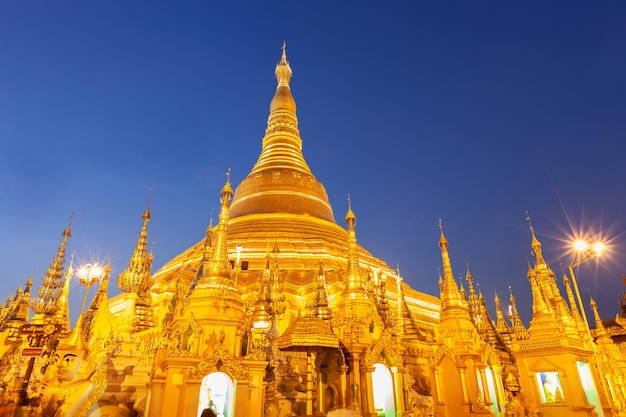 Shwedagon Pagoda em Yangon Birmânia Myanmar