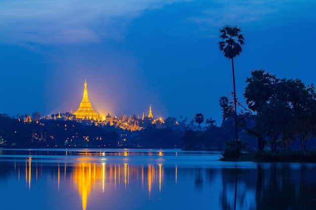 Shwedagon-Pagode bei Sonnenuntergang, Große Dagon-Pagode in Yangon Myanmar