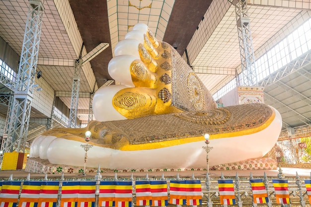 Foto shwethalyaung buda reclinado em bago, mianmar