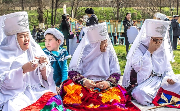 Shymkent Kasachstan Mai 16 2018 Ein Urlaub auf dem städtischen Hippodrom zu Ehren des Beginns des heiligen Monats Ramadan Alte Frauen in weißen Nationalkleidung auf dem Podium