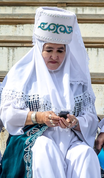 Shymkent Kasachstan Mai 16 2018 Ein Urlaub auf dem städtischen Hippodrom zu Ehren des Beginns des heiligen Monats Ramadan Alte Frauen in weißen Nationalkleidung auf dem Podium