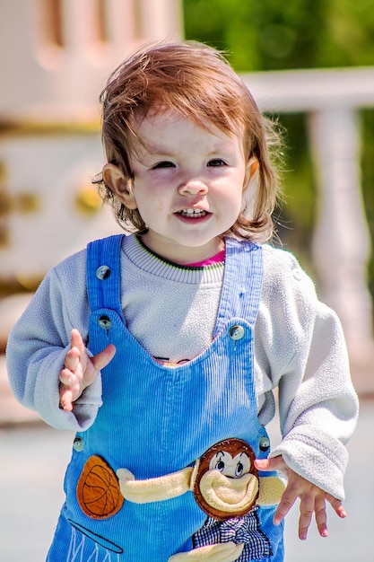 Shymkent Kasachstan Mai 2 2018 Ein kleines Kind mit langen Haaren, die sich im Wind entwickeln, spielt an einem hellen Frühlingstag im Stadtpark