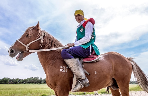 Shymkent Kazajstán 16 de mayo de 2018 Una fiesta en el hipódromo de la ciudad en honor al comienzo del mes sagrado de Ramadán jinetes en trajes nacionales a caballo
