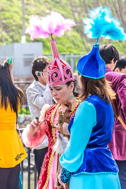 Shymkent Kazajstán 16 de mayo de 2018 Una fiesta en el hipódromo de la ciudad en honor al comienzo del mes sagrado de Ramadán Niñas con trajes nacionales en el festival