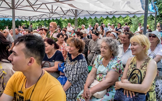 Foto shymkent kazajstán 27 de mayo de 2018 fiesta de los pueblos en el parque de la ciudad en honor a la fiesta tatarbashkir sabantuy