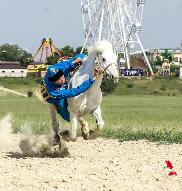 Shymkent Kazakhstan 16 de maio de 2018 Um feriado no hipódromo da cidade em homenagem ao início do mês sagrado do Ramadã Cavaleiros em trajes nacionais a cavalo