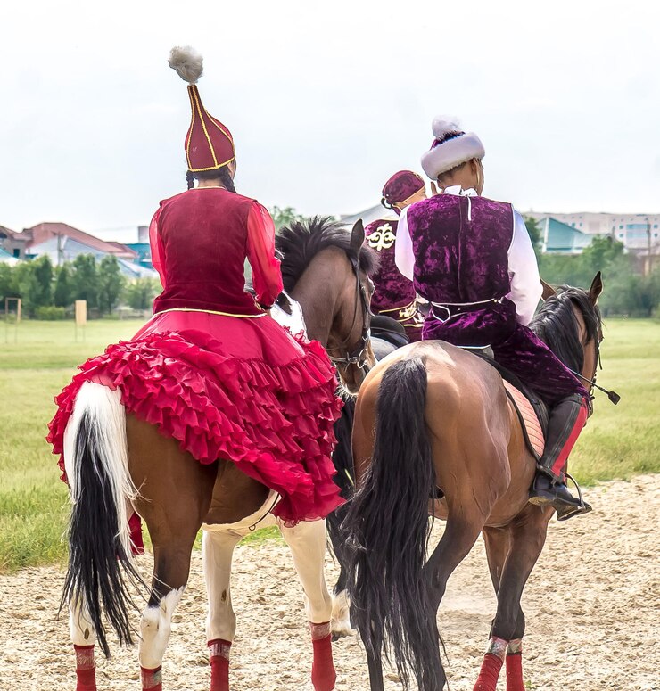 Foto shymkent kazakhstan 16 de maio de 2018 um feriado no hipódromo da cidade em homenagem ao início do mês sagrado do ramadã cavaleiros em trajes nacionais a cavalo