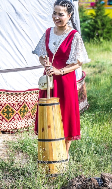 Shymkent Kazakhstan 16 de maio de 2018 Um feriado no hipódromo da cidade em homenagem ao início do mês sagrado do Ramadã Meninas em trajes nacionais no festival