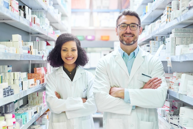 Si es bueno para usted, lo tenemos en stock Retrato de un hombre maduro confiado y una mujer joven que trabajan juntos en una farmacia