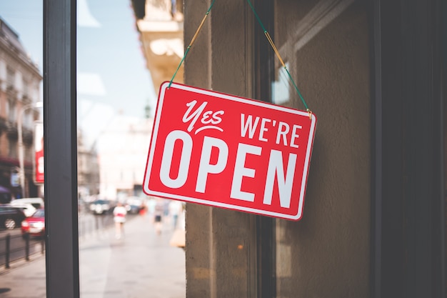 Sí, estamos abiertos en el cristal de las puertas de la tienda.