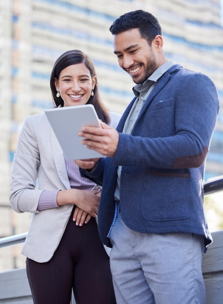 Si nos mantenemos juntos nunca fallaremos Toma de dos compañeros de trabajo usando una tableta digital juntos