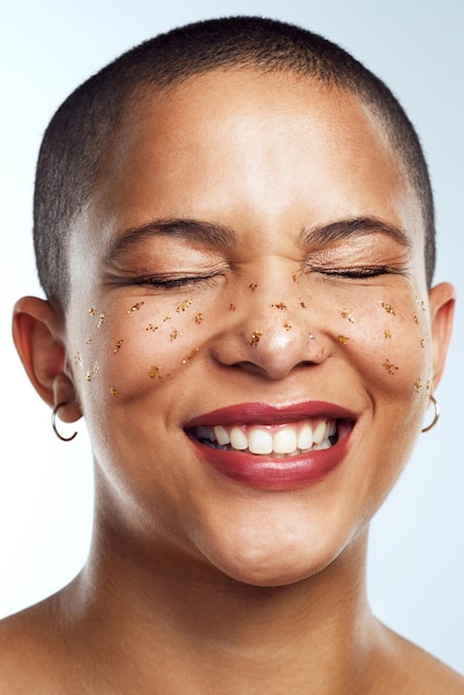 Foto si se siente bien vivir para mí foto de estudio de una hermosa joven posando con pecas brillantes en la cara