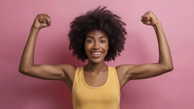 Foto sí, soy la ganadora. sonriente y alegre. una mujer de piel oscura levanta los brazos y demuestra que los músculos son poderosos.