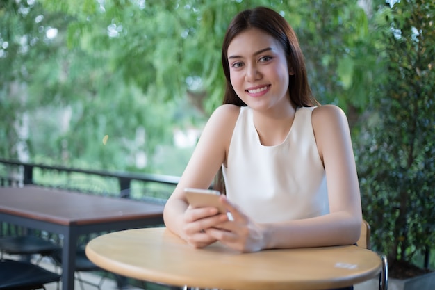 Ásia Empresários e mulheres estão usando celular e toque de telefone inteligente para comunicação e verificação em