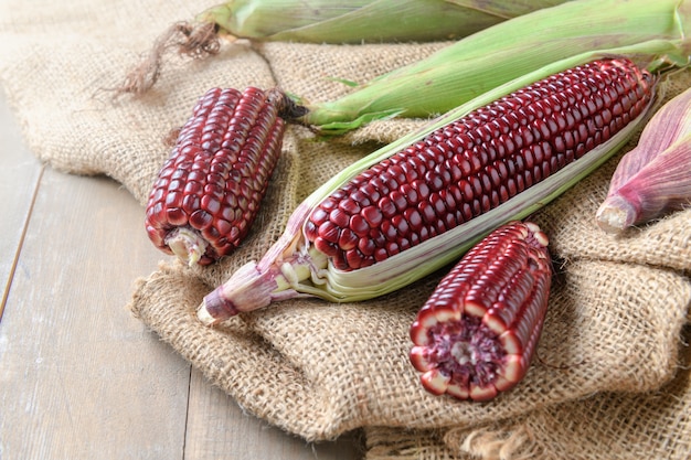 Siam Ruby Queen Corn en el fondo de madera