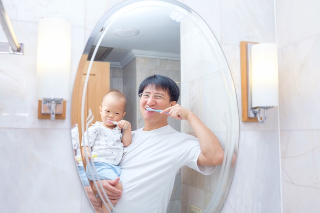 Sian Father enseñando a los niños a cepillarse los dientes, pequeño y lindo asiático 18 meses / 1 año bebé niño niño cepillarse los dientes