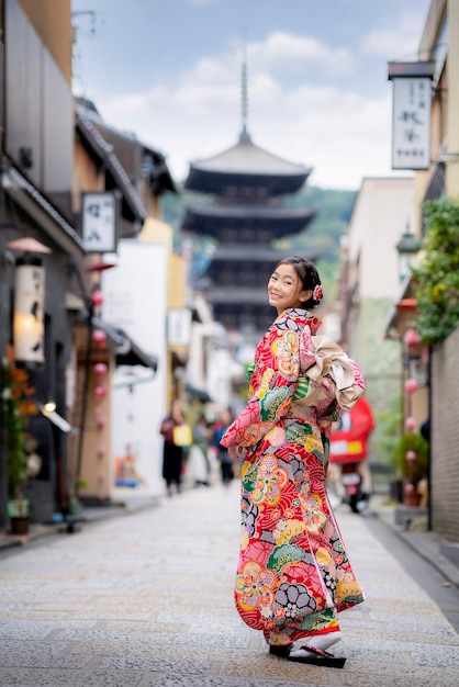 Sian Frau, die traditionellen japanischen Kimono an der Yasaka-Pagode trägt