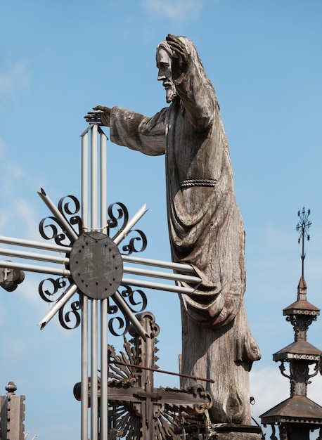 SIAULIAI, Litauen - 12. Juli 2015: Hölzerne Statue von Jesus Christus auf dem Hügel der Kreuze, ein einzigartiges Denkmal der Geschichte und der religiösen Volkskunst und der wichtigste litauische katholische Wallfahrtsort?