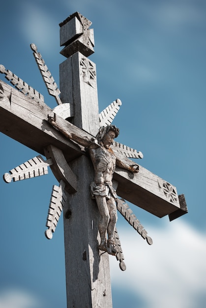 Foto siauliai, lituania - 12 de julio de 2015: la colina de las cruces es un monumento único de historia y arte popular religioso y el lugar de peregrinación católica lituana más importante