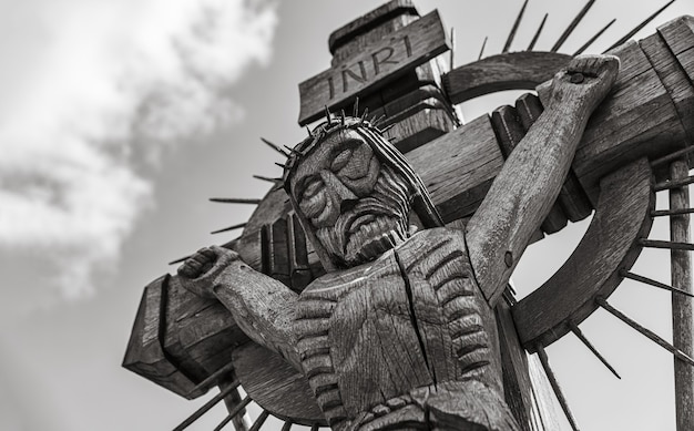 SIAULIAI, Lituania - 22 de julio de 2018: La crucifixión de Chris en la colina de las cruces. Hill of Crosses es un monumento único de historia y arte popular religioso.