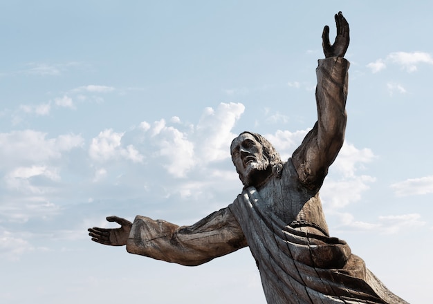 SIAULIAI, Lituania - 22 de julio de 2018: Estatua de madera de Jesucristo en el Cerro de las Cruces. Hill of Crosses es un monumento único de historia y arte popular religioso.