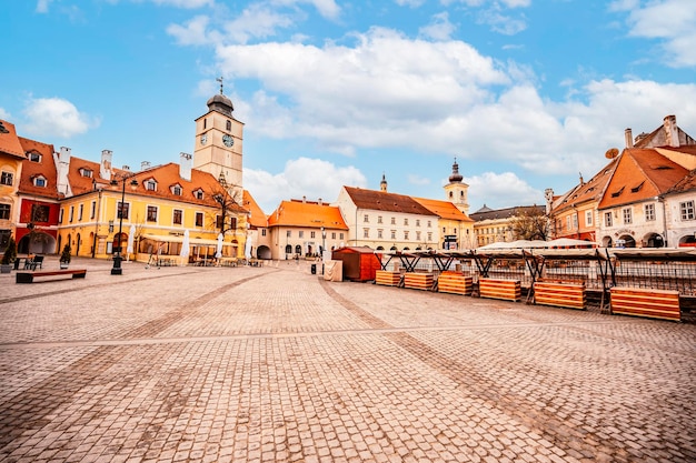 Sibiu Romania Large Square Piata Mare com a Câmara Municipal e o Palácio Brukenthal na Transilvânia