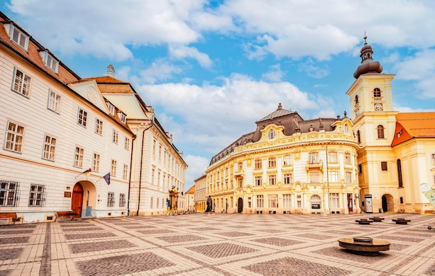 Sibiu Rumania Gran Plaza Piata Mare con el Ayuntamiento y el palacio de Brukenthal en Transilvania