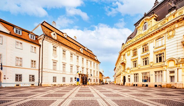 Sibiu Rumania Gran Plaza Piata Mare con el Ayuntamiento y el palacio de Brukenthal en Transilvania